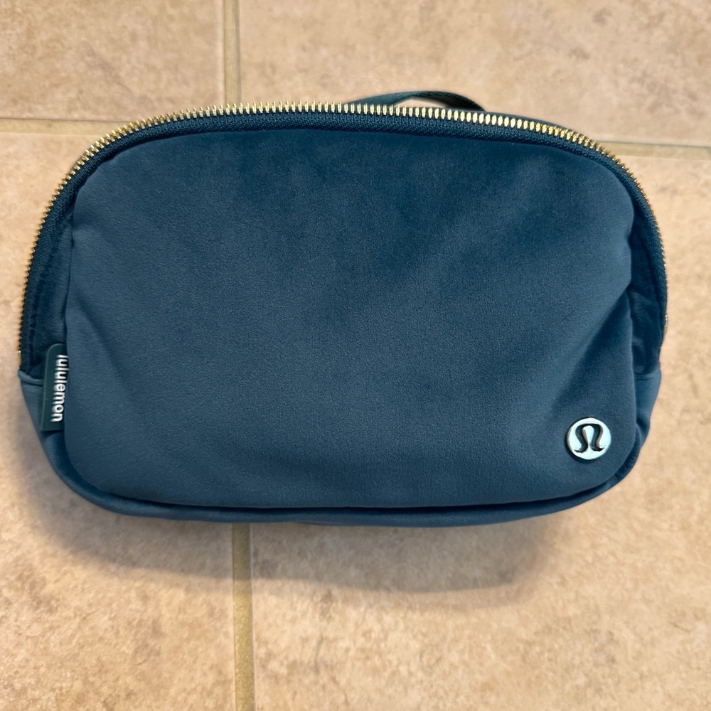 lululemon Green Velour Belt Bag 💚